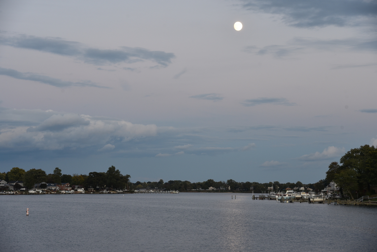 la luna llena sobre el Arroyo Nabb