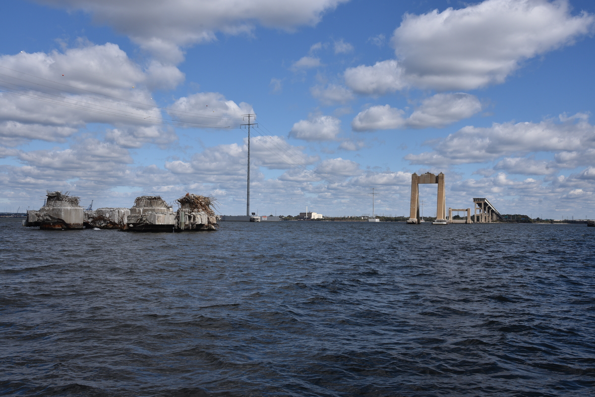 Restos del puente Francis Scott Key desde al lado