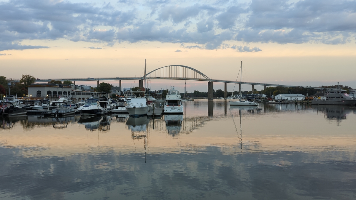 Fondeadero Chesapeake City del Canal C&D con puente Harry Jackson