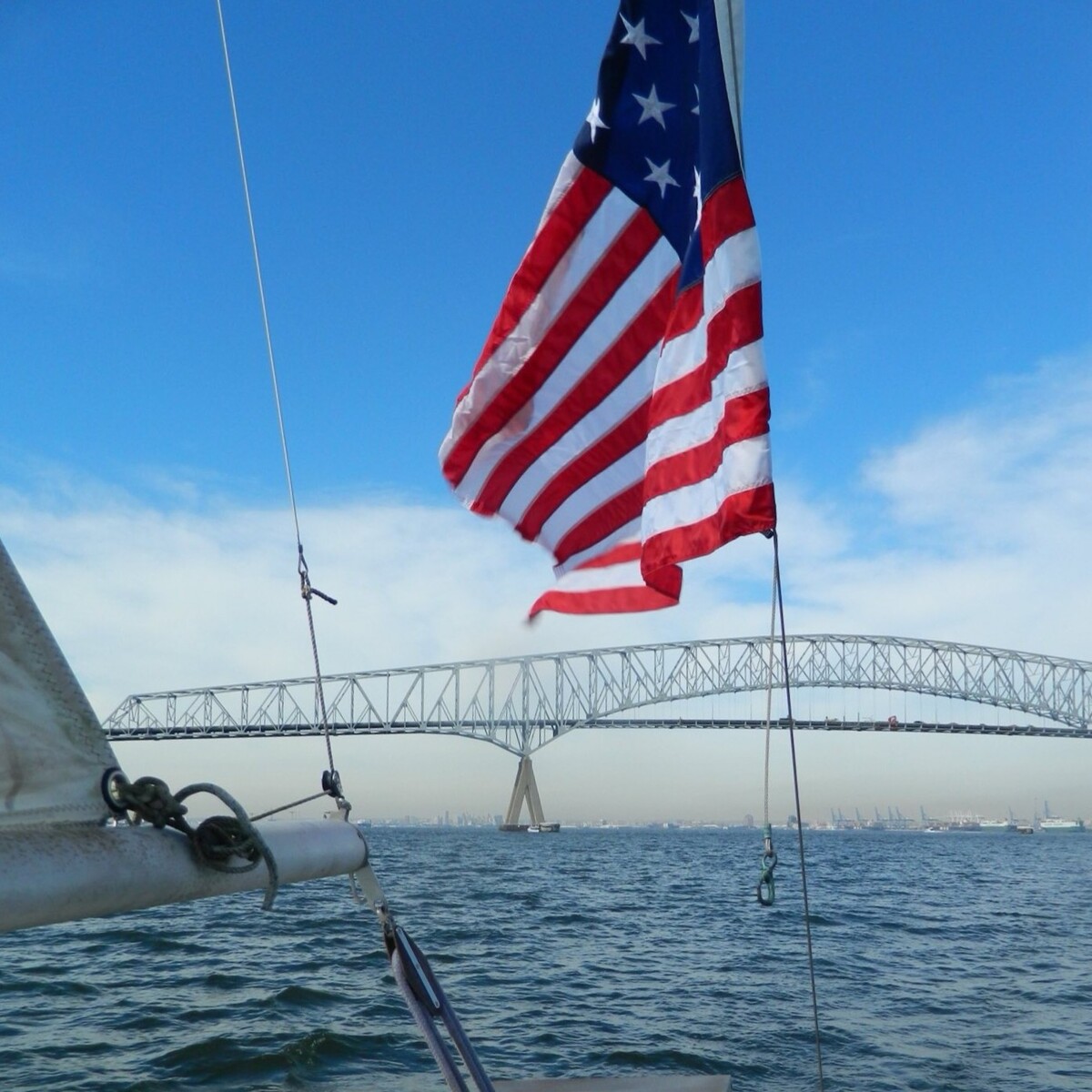 El puente Francis Scott Key con la bandera de trece estrellas,
  foto por Dennis Cloutier