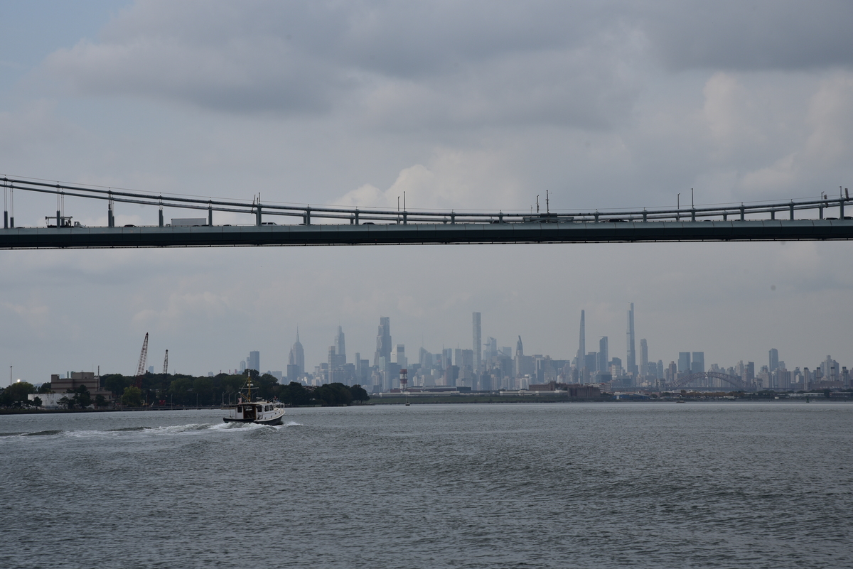 Horizonte de la ciudad de nueva york por el puente Whitestone