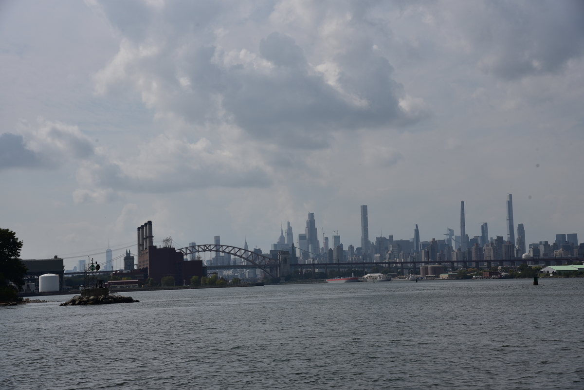 Horizonte de la ciudad de nueva york desde el Río Este al lado de la Isla Rikers