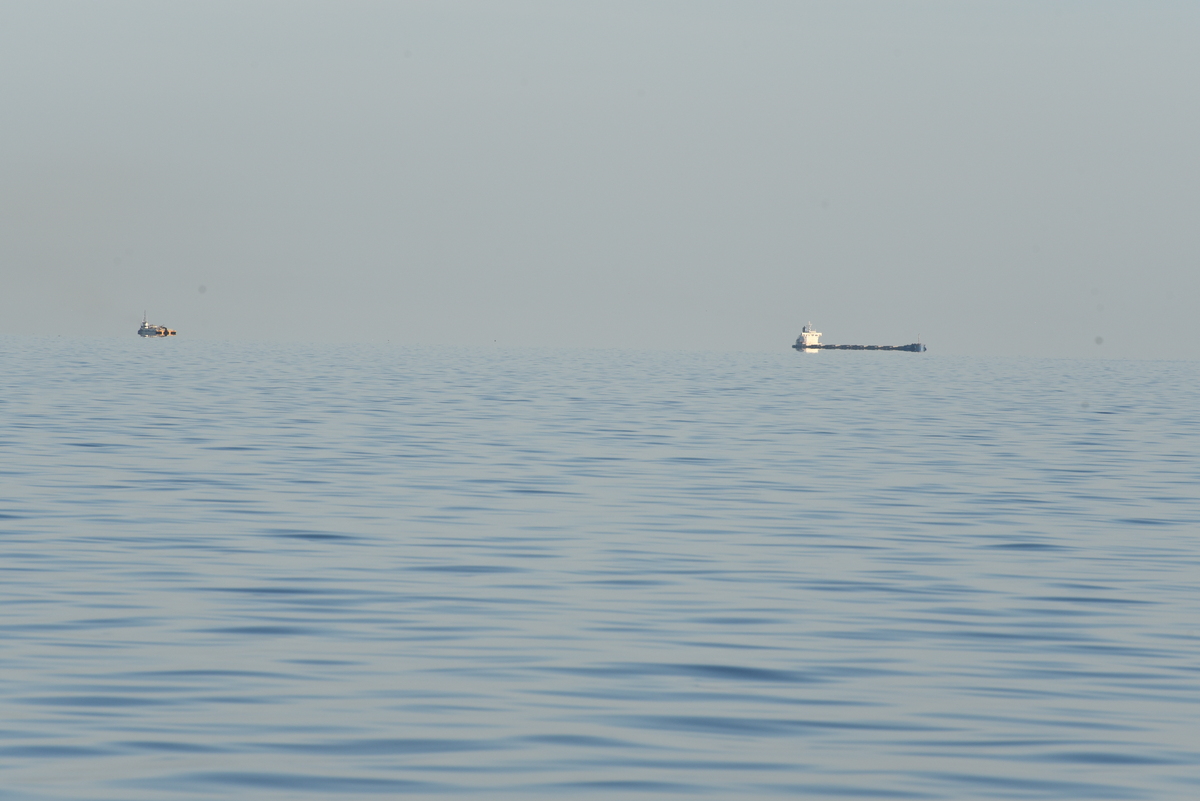 Barcos bajo el horizonte, mar plácido, Bahía Chesapeake