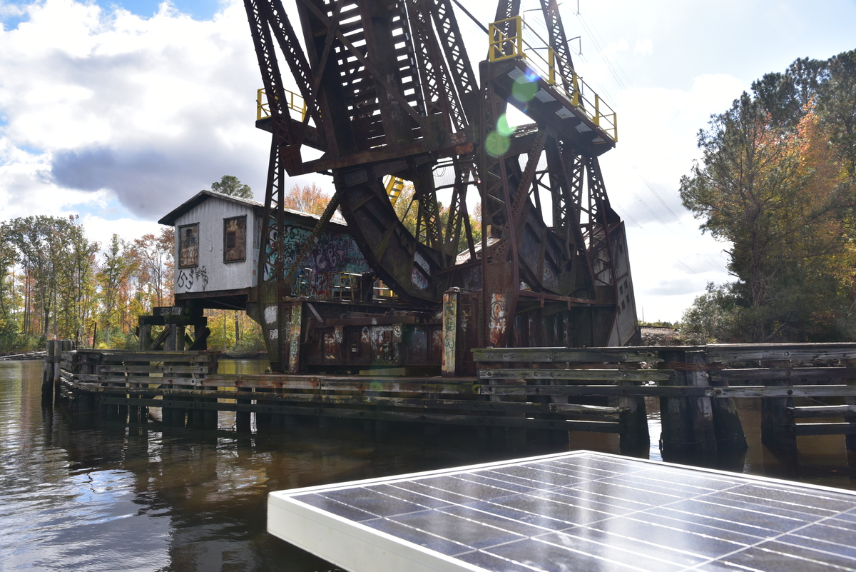 Puente bascule de ferrocarril antiguo en canal GBAR