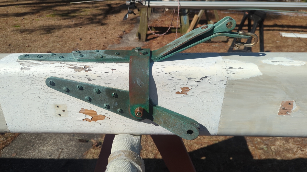 Puntos de anclaje para el estay interior y los backestays de la jarcia de labor, antes