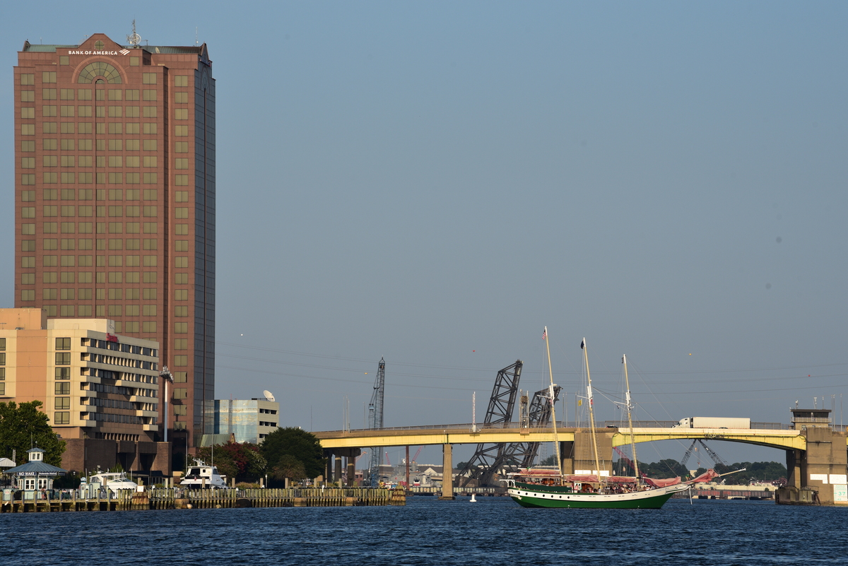 Buque de vela clásica, turística en el Puerto de Norfolk, Virginia, EE.UU.