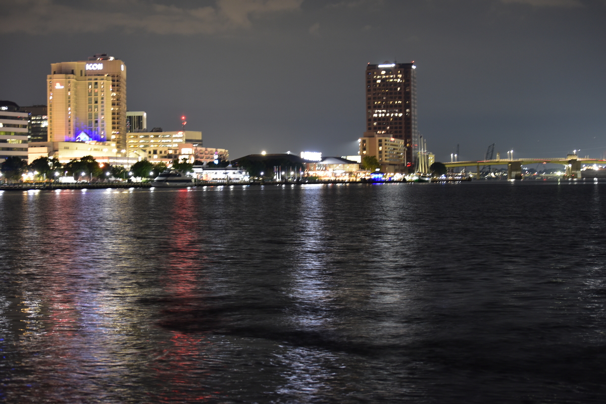 Norfolk, Virginia de noche, desde el fondeadero