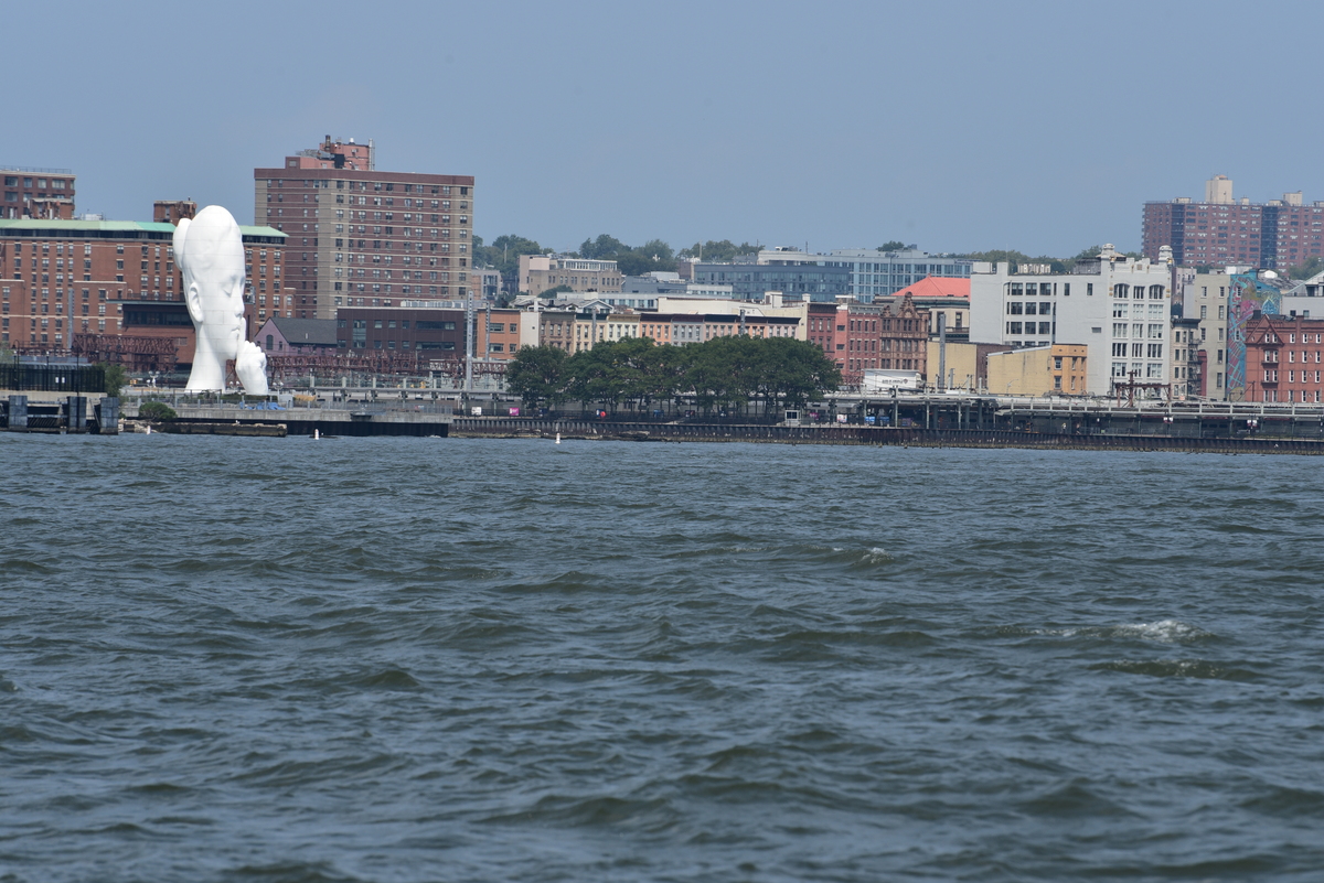 El alma del agua, de Jaume Plensa, Jersey City, NJ, desde el Río Hudson