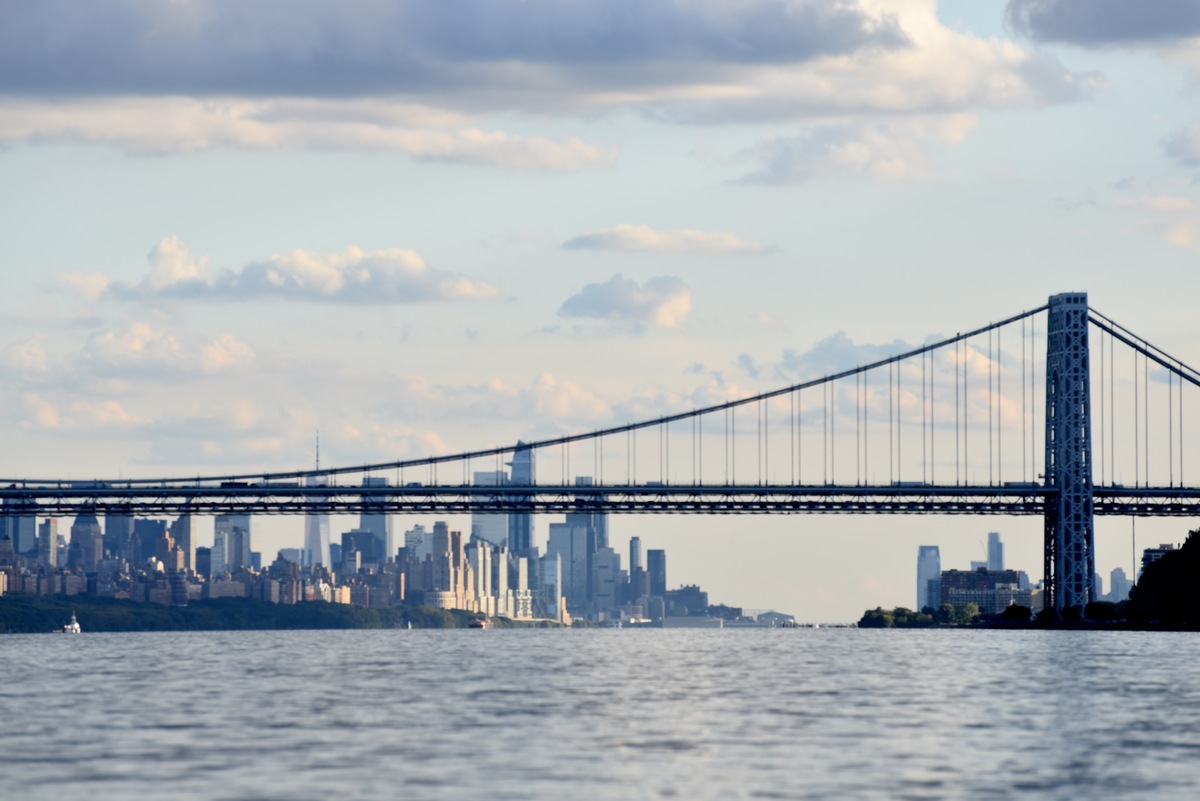 George Washington Bridge desde el norte, con edificios de Manhattan en el
fondo