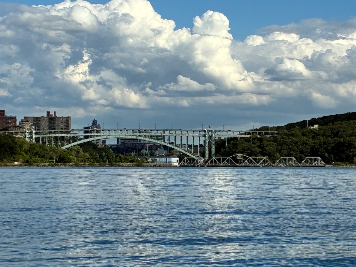 Spuyten Duyval desde el Río Hudson