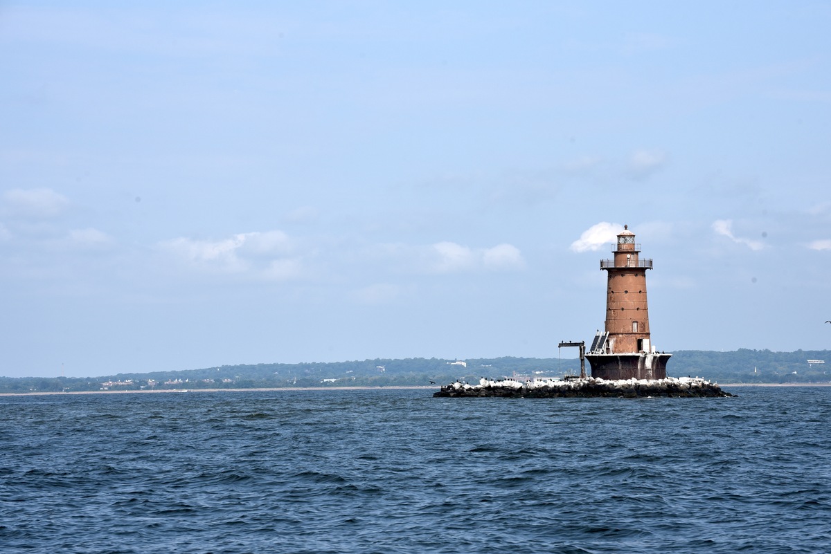 El faro del banco oeste en la bahía inferior de Nueva York