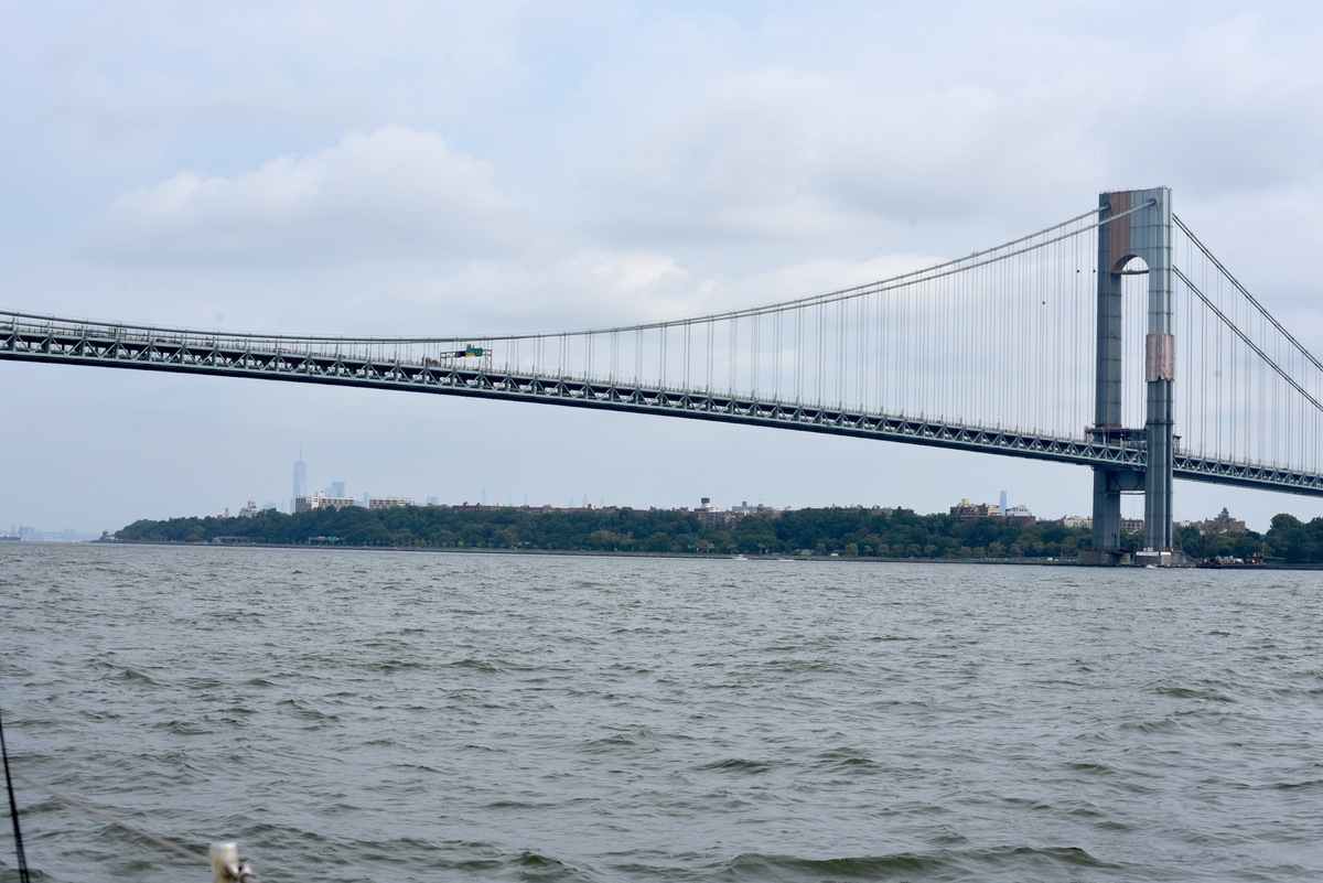 El puente Tappan Zee con el Torre de Libertád por la distancia