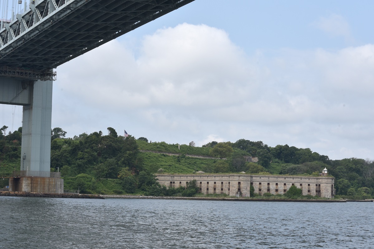 Restos del fuerte Tompkins bajo el puente Verrazano Narrows