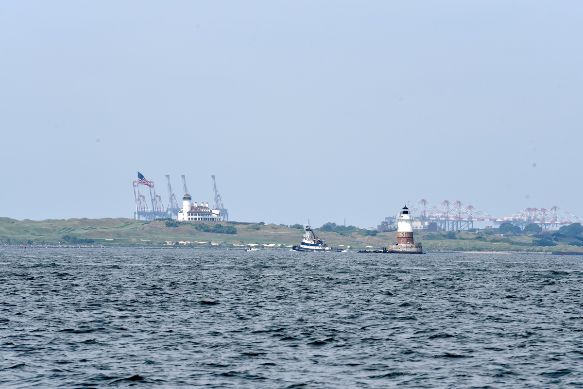 El cede del Bayonne Club de Golf, grúas del puerto de Elizabeth, un
remolcador y el faro del arecife Robbins