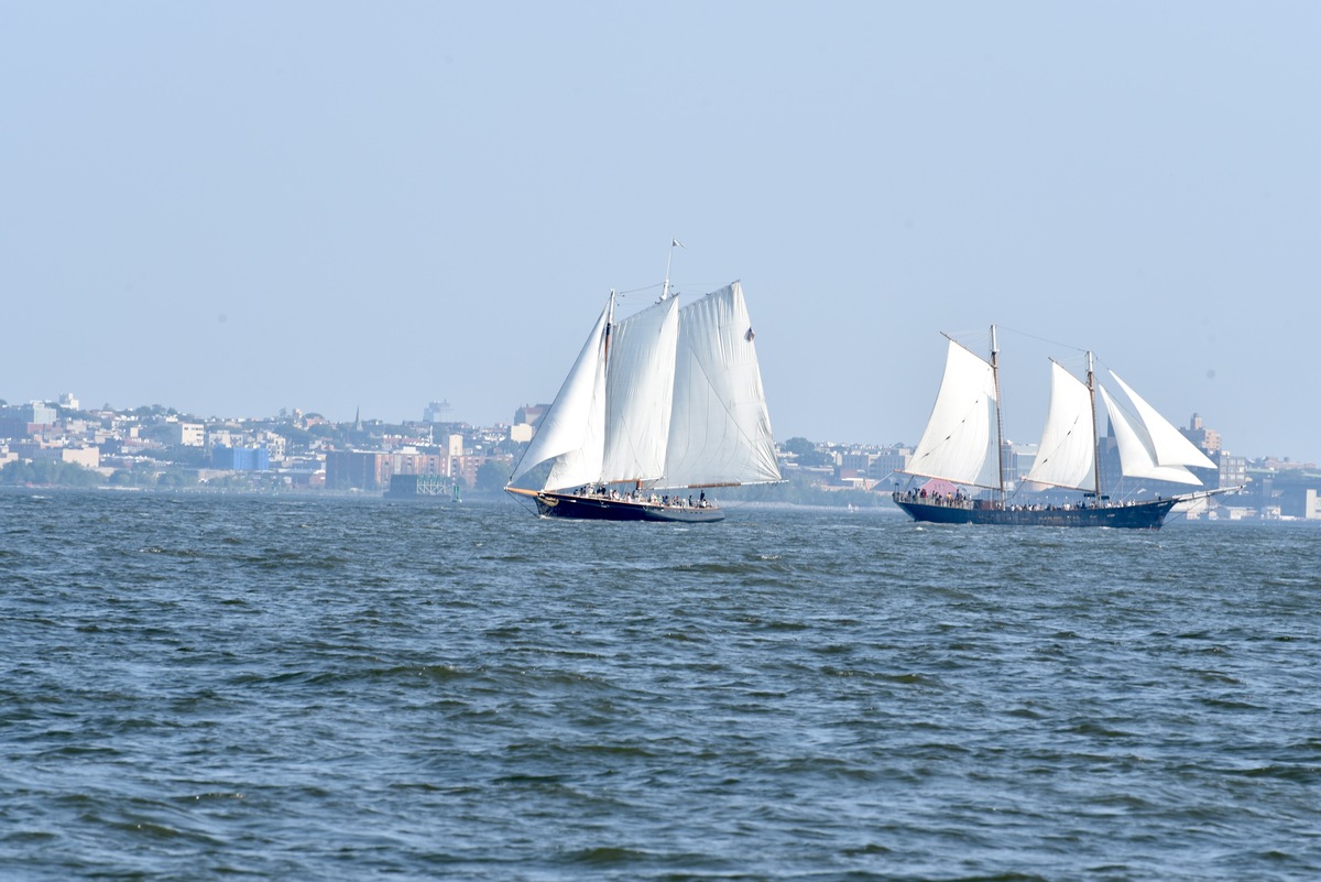 Par de goletas turísticas en la parte alta del puerto de Nueva York