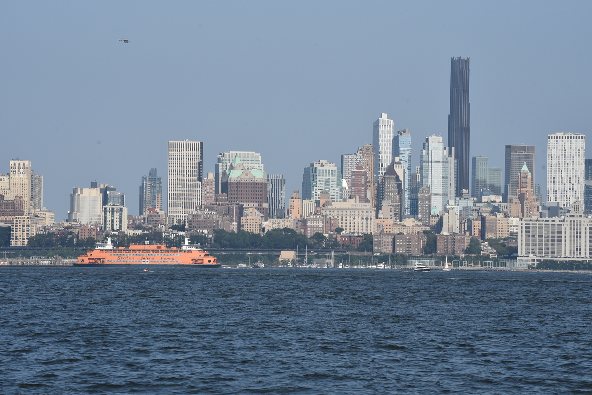 El ferry de Staten Island frente al horizonte del centro de Brooklyn