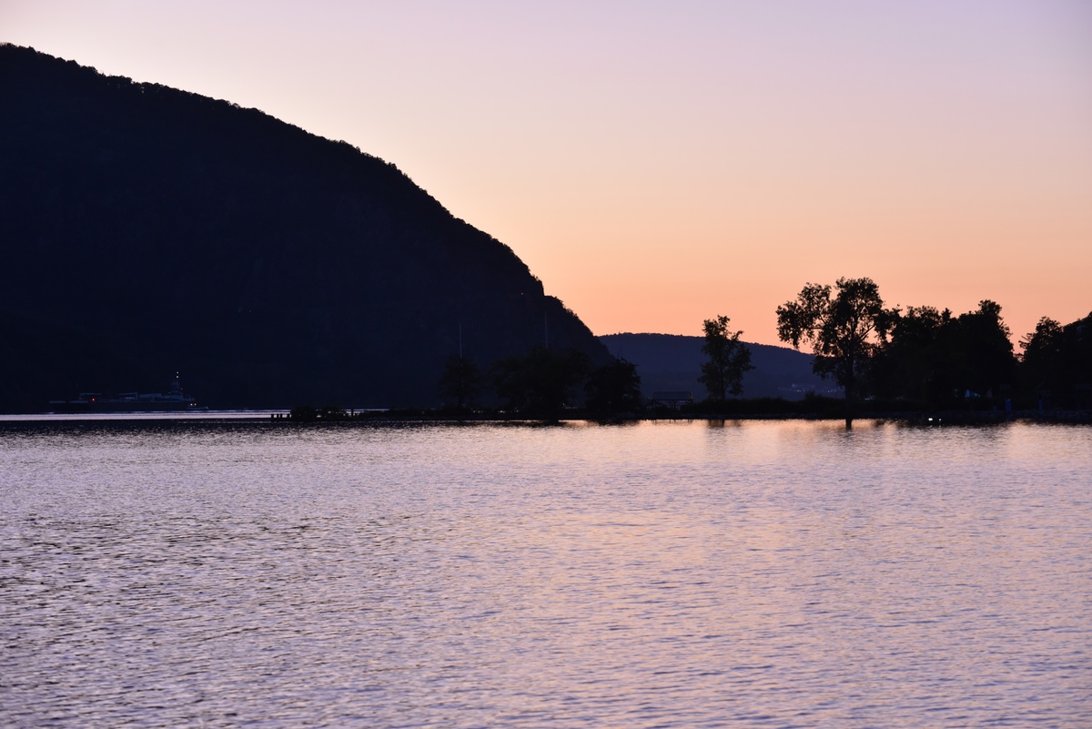 Puesto del sol en la Ensenada Foundry Cove, Río Hudson