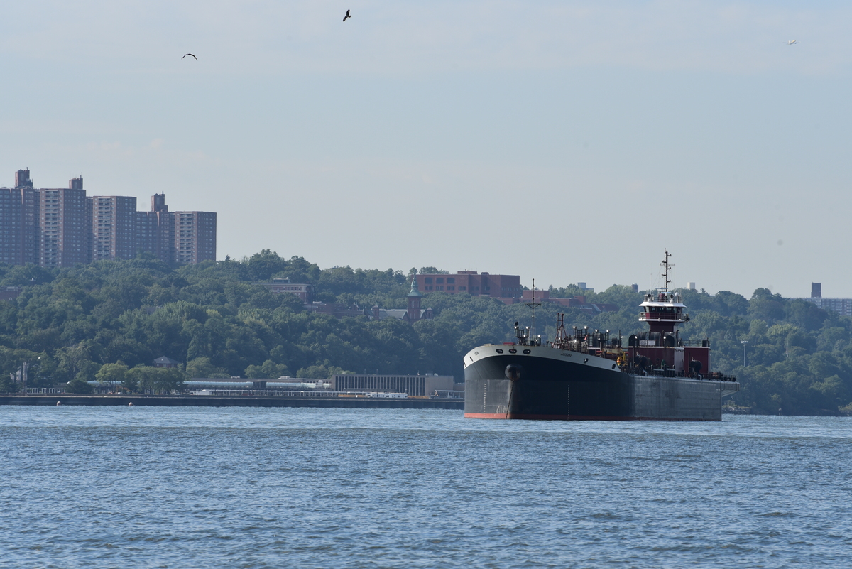 Remolcadores anclados en el Río Hudson frente a Yonkers