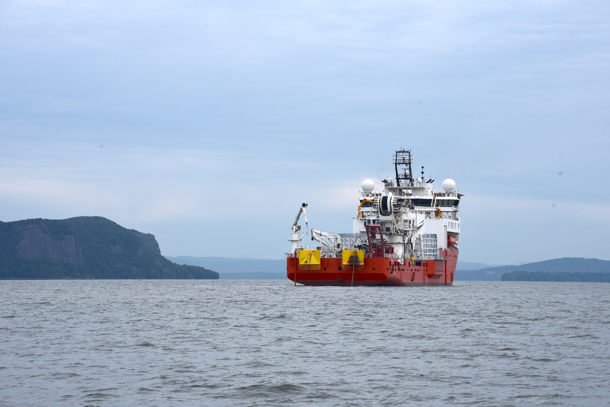 Barco de investigación en el Río Hudson