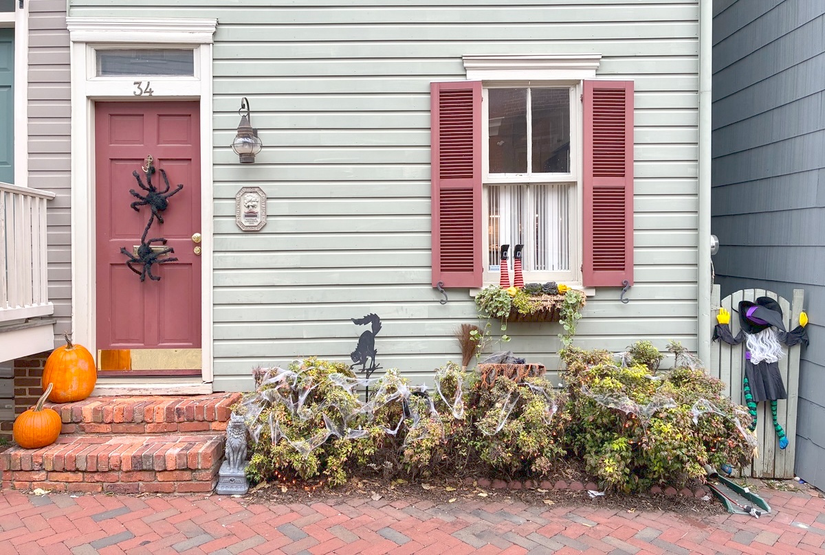 Casa en la calle Cornhill decorada para Halloween.