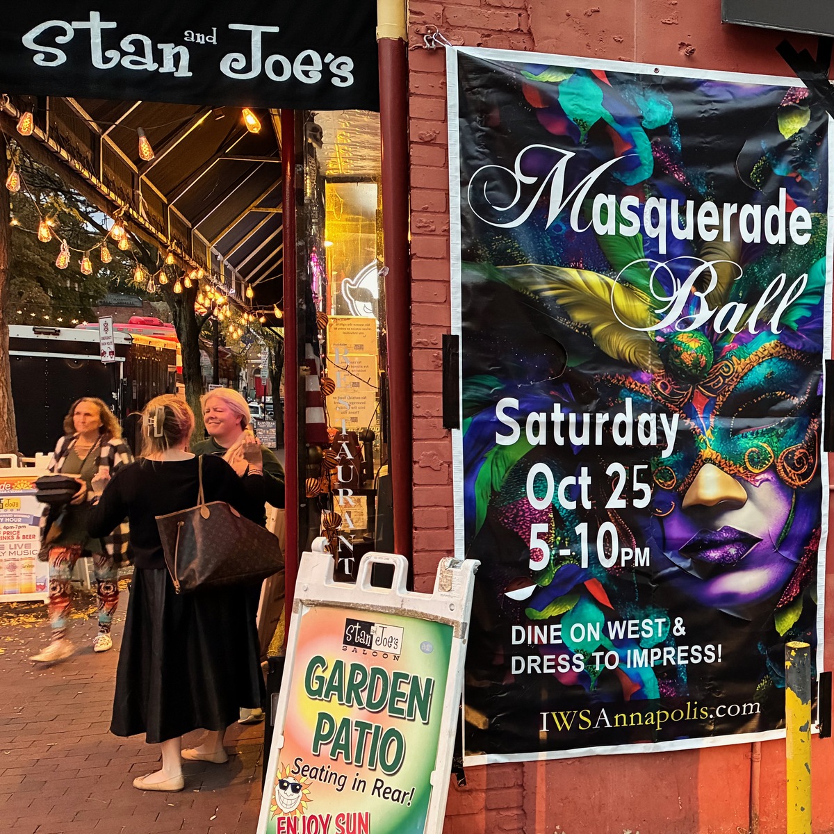 Anuncio de una fiesta de disfraces en West Street