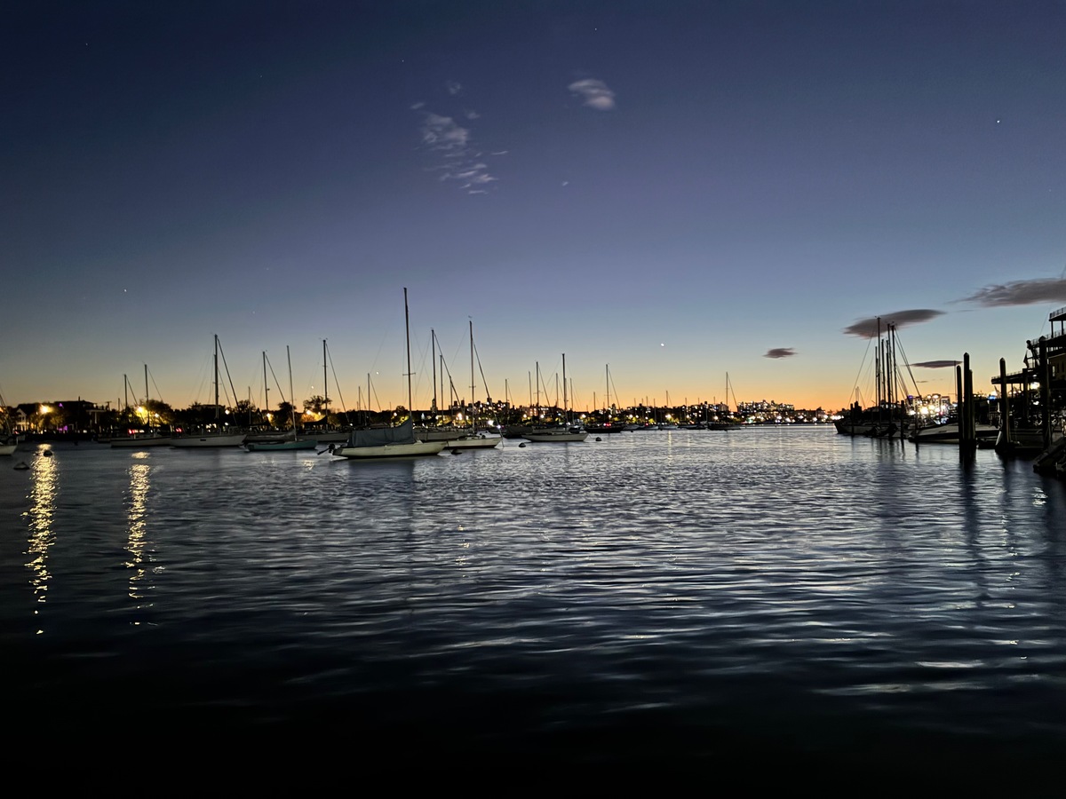 Puesta de sol vista desde un amarre en Sheepshead Bay