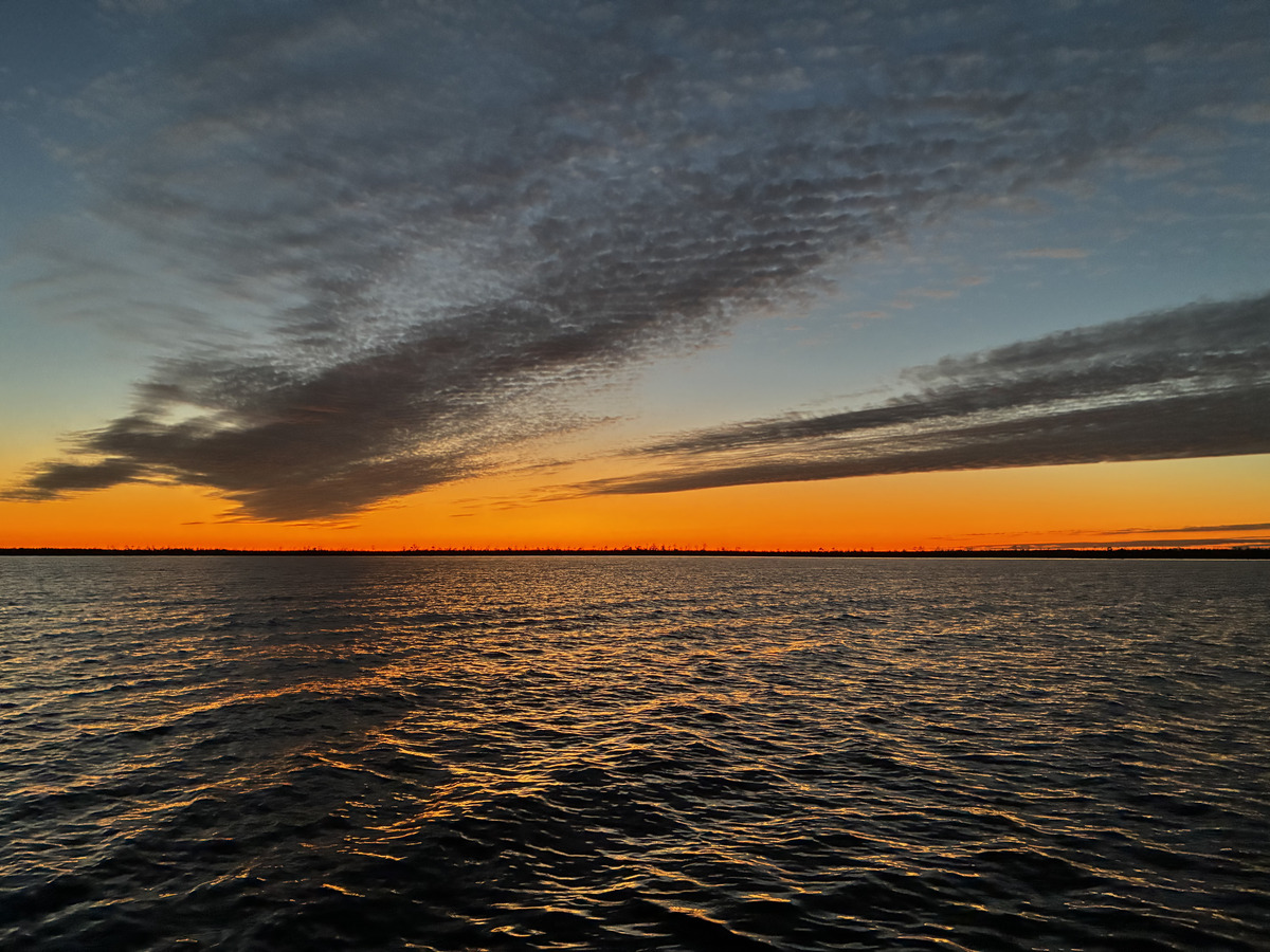 Atardecer desde el fondeadero en el Río Alligator