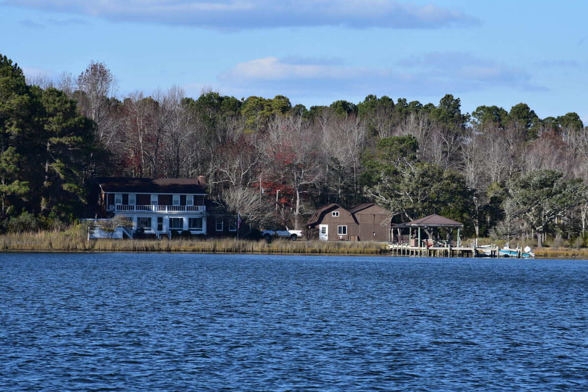 casa de campo en la orilla